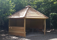 Madpakkehus i byskoven