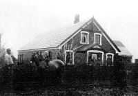 Kærvej 22, Personerne på billedet er min farfar Peter Bonde,født 01 10 1883 barnet på hesten er min far Robert Bonde født 15 12 1920 og min farmor (Mine Bonde) er kvinden til venstre i døren