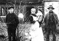 Pilehøj Kærvej 44 Ejnar og Paula med datteren Margit Rita født 1922 samt Kresten Bach