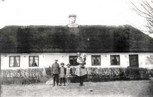 Nygade 3 i 1940'erne Clara Jensen med nogle af børnene.