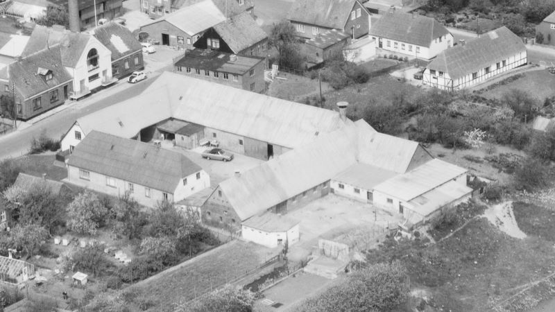 Veddumgård 1972 Sylvest Jensen Luftfoto; Det Kgl. Bibliotek.http://www5.kb.dk/danmarksetfraluften/images/luftfo/2011/maj/luftfoto/object2029416