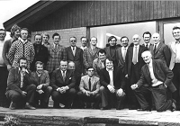Billedet taget cirka 1975, vil jeg tro. Bagest fra venstre: Verner Nielsen, Jens Jellesen, Egon Jensen, Poul Henning Pedersen, Aksel Høj, Elo Gerts, Frode Valsted, Chr. Dam, Aksel Axelsen, Holger Graversen, Arne Davidsen, Thorval Sauer, Per Velling, Holger Kjeldsen, Poul Mortensen. Forrest fra venstre Aksel Sørensen, Thorkild Christensen, Chr. Pedersen, Kristian Søgård, Per Jeppesen, Leif Eriksen, Bent Christensen, Arthur Jørgensen.