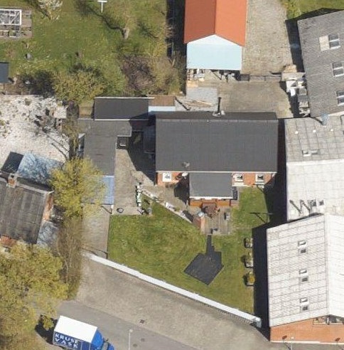 Siden 1994 har huset tilhørt Kruse Vask. 1/5 2017 https://skraafoto.dataforsyningen.dk/?orientation=north&center=571758.1%2C6292866.4.