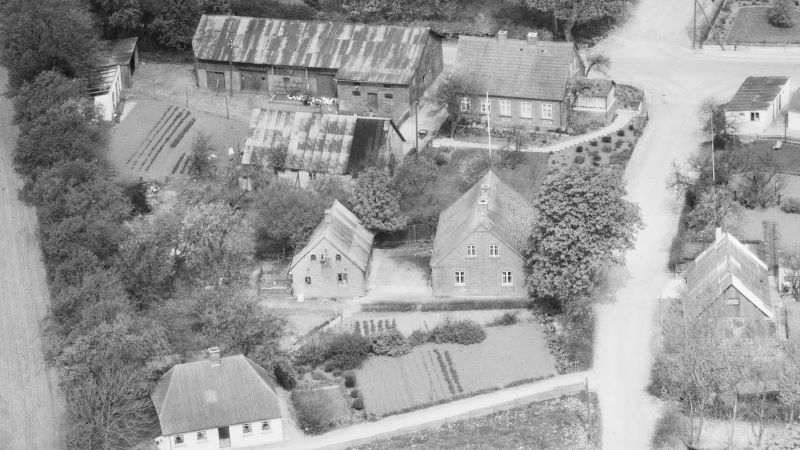Hos Gunnar Højriis Eriksen 1972 Sylvest Jensen Luftfoto;  Det Kgl. Bibliotek http://www5.kb.dk/danmarksetfraluften/images/luftfo/2011/maj/luftfoto/object2029466