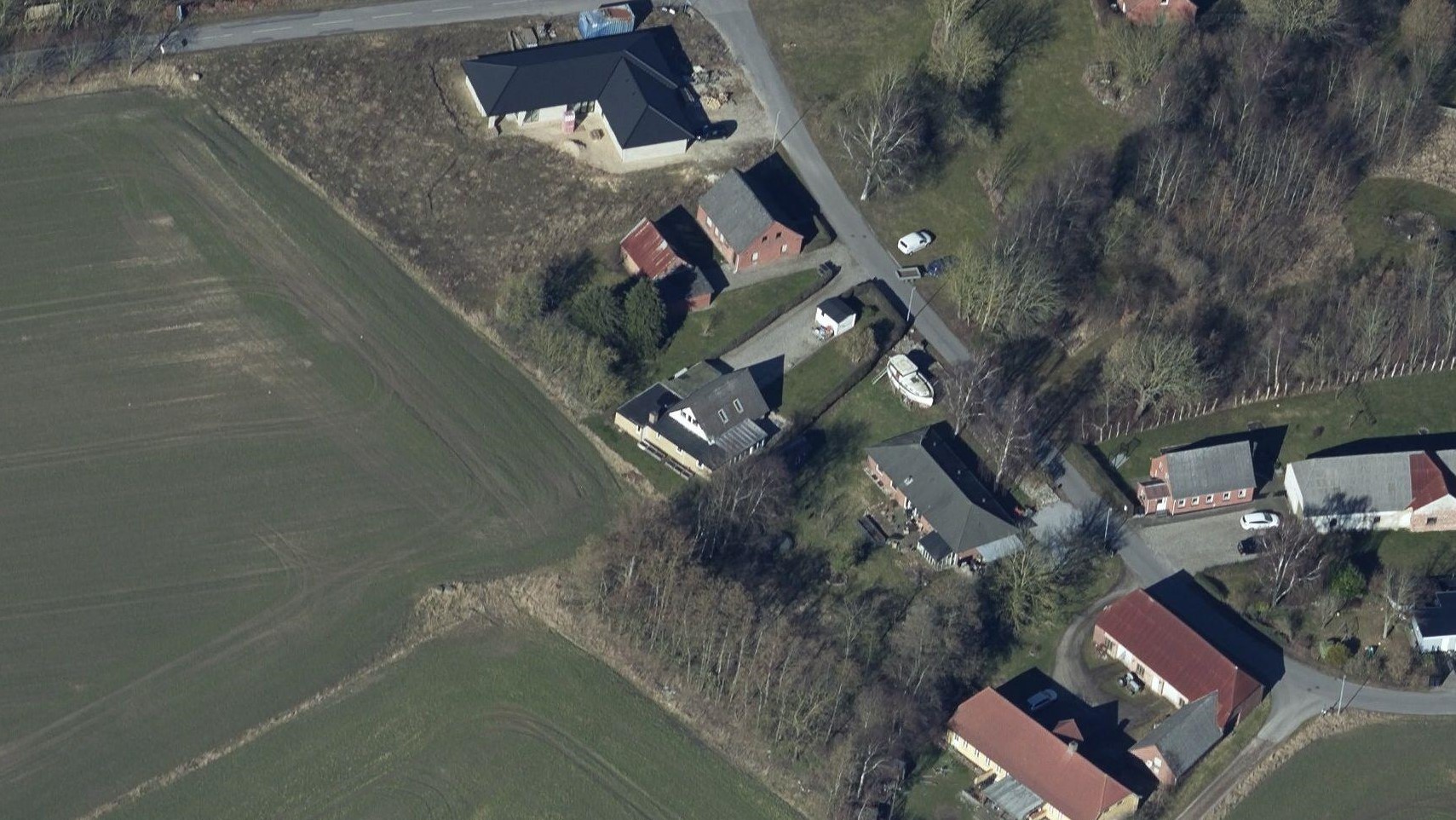 Skråfoto 2021 fra Styrelsen for Dataforsyning og Effektivisering, hentet juli 2022. https://skraafoto.dataforsyningen.dk/viewer.html?orientation=north&center=571532.62%2C6292914.9