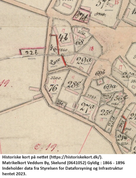 Matr. 76 og 28c, der nu er Bakkegaardsvej 5. Historiske kort på nettet (https://historiskekort.dk/). Matrikelkort Veddum By, Skelund (0641052) Gyldig : 1866 - 1896 Målestok: 4000. Indeholder data fra Styrelsen for Dataforsyning og Infrastruktur hentet 2023.
