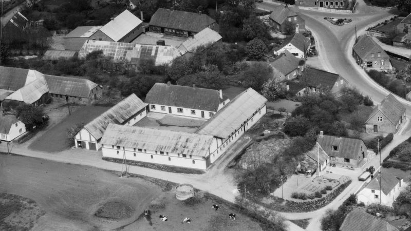 Hos Chr. Andersen 1972 Sylvest Jensen Luftfoto;  Det Kgl. Bibliotek http://www.kb.dk/danmarksetfraluften/images/luftfo/2011/maj/luftfoto/object2029436