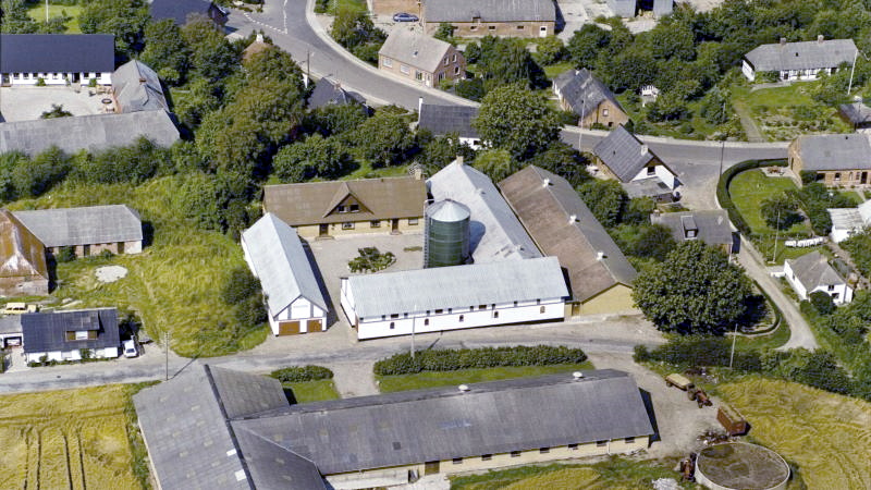 Bakkegårdsvej 3 og 9 1946 Bakkegård og Lille Bakkegård Sylvest Jensen Luftfoto; Det Kgl. Bibliotek.
http://www.kb.dk/danmarksetfraluften/images/luftfo/2011/maj/luftfoto/object1300002