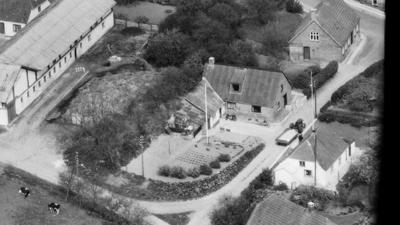 Bakkegyden 2
1972 Sylvest Jensen Luftfoto; Det Kgl. Bibliotek.
http://www.kb.dk/danmarksetfraluften/images/luftfo/2011/maj/luftfoto/object2029436