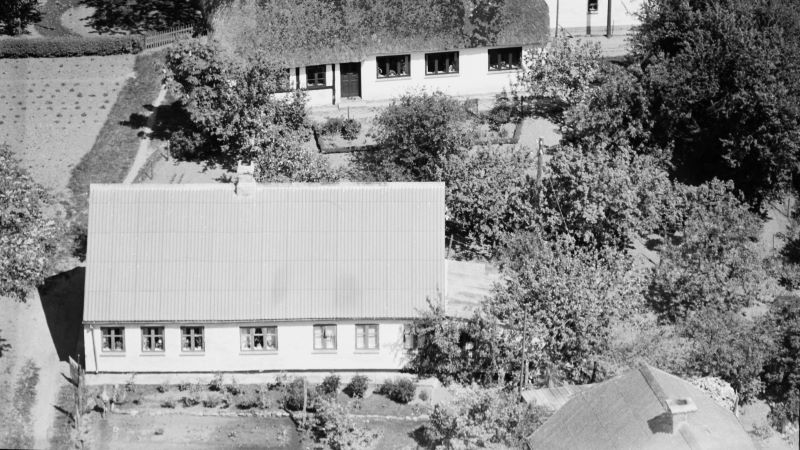 Hos Anders P Andersen 1959 Sylvest Jensen Luftfoto;  Det Kgl. Bibliotek http://www.kb.dk/danmarksetfraluften/images/luftfo/2011/maj/luftfoto/object1805283