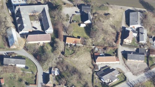 Skråfoto 2019 fra Styrelsen for Dataforsyning og Effektivisering, hentet juli 2021. https://skraafoto.dataforsyningen.dk/viewer.html?orientation=north&center=571706.54%2C6293146.01