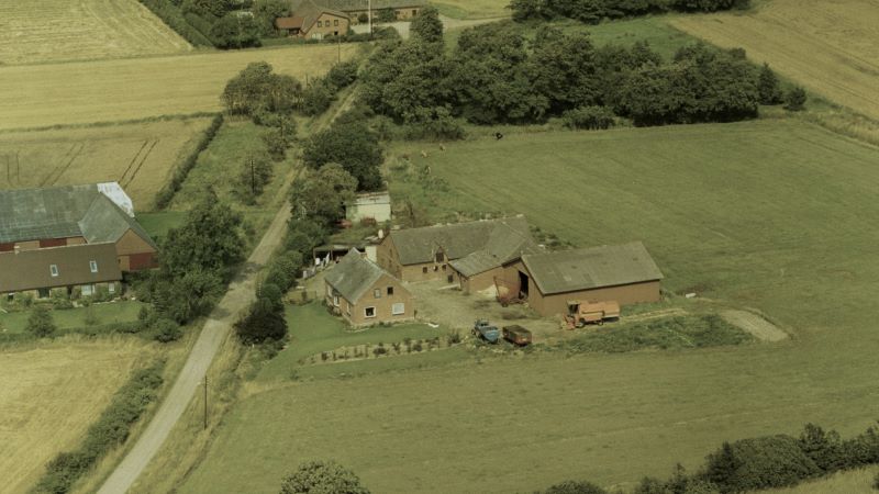 Hos Jens Erik Christensen 1989 Ariel / Dansk Luftfoto;  Det Kgl. Bibliotek http://www.kb.dk/danmarksetfraluften/images/luftfo/2011/maj/luftfoto/object2095814