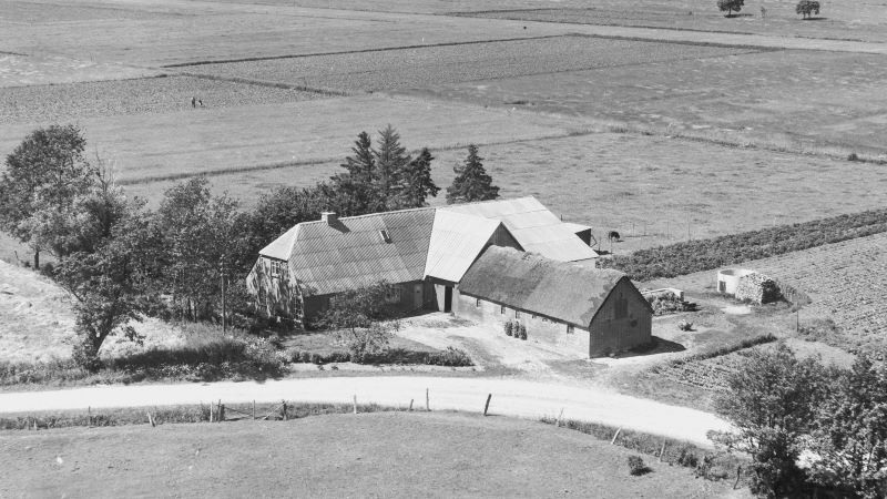 Hos Verner Overgaard 1955 Sylvest Jensen Luftfoto;  Det Kgl. Bibliotek http://www.kb.dk/danmarksetfraluften/images/luftfo/2011/maj/luftfoto/object1891488