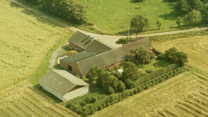 Hos Verner Overgaard 1989. Ariel/Dansk Luftfoto;  Det Kgl. Bibliotek http://www.kb.dk/danmarksetfraluften/images/luftfo/2011/maj/luftfoto/object2095839