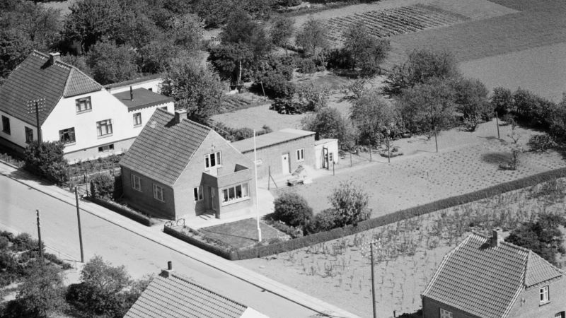 Hos Marinus Jeppesen 1959 Sylvest Jensen Luftfoto;  Det Kgl. Bibliotek http://www.kb.dk/danmarksetfraluften/images/luftfo/2011/maj/luftfoto/object1805254
