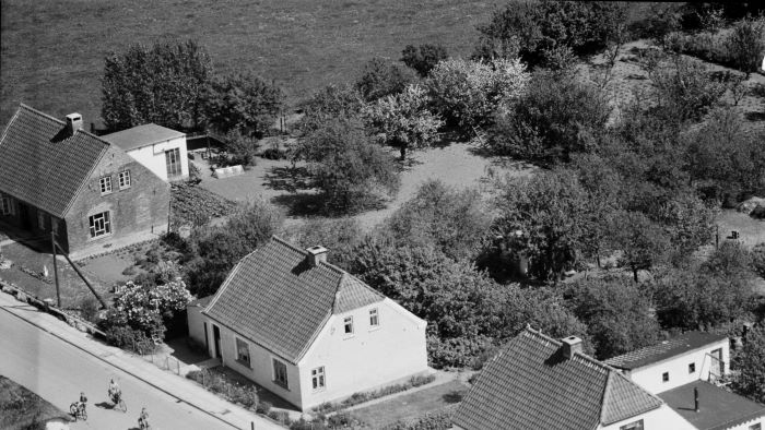 Hos Karl Jensen 1959 (bagerst) Udsnit af Luftfoto;  Det Kgl. Bibliotek http://www.kb.dk/danmarksetfraluften/images/luftfo/2011/maj/luftfoto/object1805284