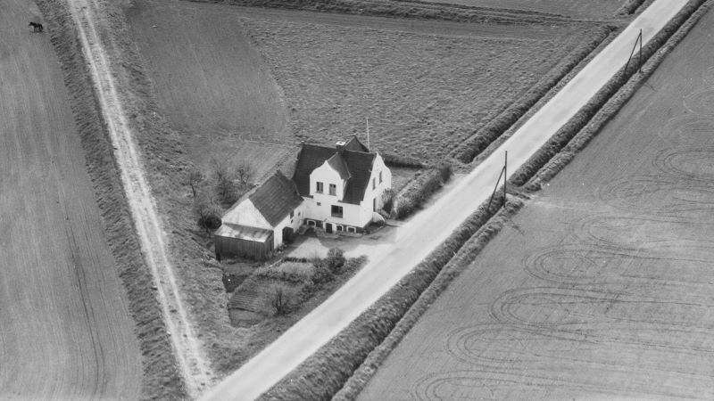 Hyltvej 24
1972 Sylvest Jensen Luftfoto; Det Kgl. Bibliotek.
http://www.kb.dk/danmarksetfraluften/images/luftfo/2011/maj/luftfoto/object2029321