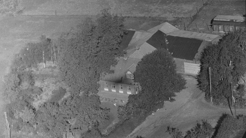 Hos Viggo Sørensen 1948-1952 Aalborg Luftfoto;  Det Kgl. Bibliotek http://www.kb.dk/danmarksetfraluften/images/luftfo/2011/maj/luftfoto/object1642808