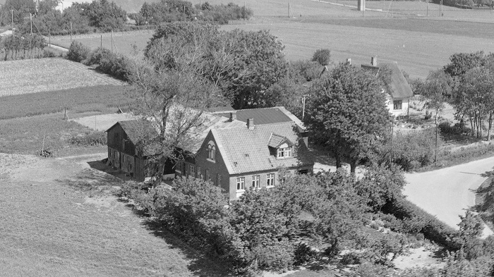 Hos Viggo Sørensen 1957 Aalborg Luftfoto;  Det Kgl. Bibliotek http://www.kb.dk/danmarksetfraluften/images/luftfo/2011/maj/luftfoto/object2241138