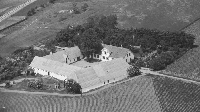 Hos C. Bendixen 1946 Sylvest Jensen Luftfoto;  Det Kgl. Bibliotek http://www.kb.dk/danmarksetfraluften/images/luftfo/2011/maj/luftfoto/object1300005