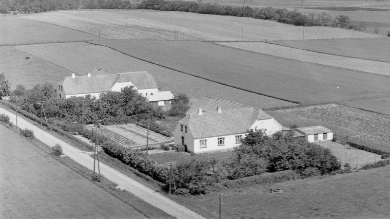 Hyltvang 1957 Aalborg Luftfoto; Det Kgl. Bibliotek. 
http://www.kb.dk/danmarksetfraluften/images/luftfo/2011/maj/luftfoto/object2241515