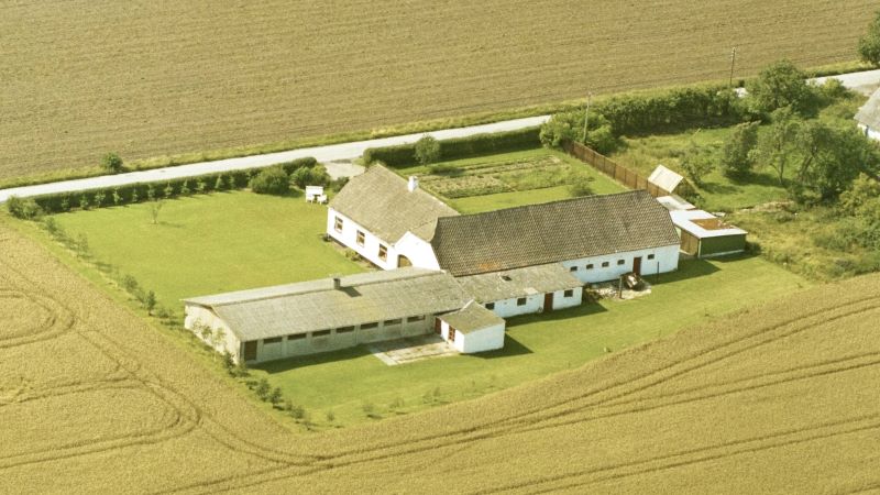 Hyltvang 1989 Ariel/Dansk Luftfoto; Det Kgl. Bibliotek. 
http://www.kb.dk/danmarksetfraluften/images/luftfo/2011/maj/luftfoto/object2095862