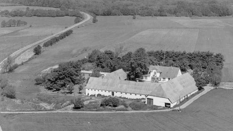 Hyltvej 57
1957 Aalborg Luftfoto; Det Kgl. Bibliotek.
http://www5.kb.dk/danmarksetfraluften/images/luftfo/2011/maj/luftfoto/object2240648