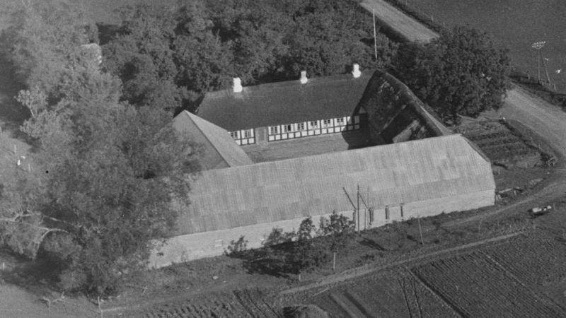 Hyltvej 61
1948 - 1952 Aalborg Luftfoto; Det Kgl. Bibliotek. 
http://www.kb.dk/danmarksetfraluften/images/luftfo/2011/maj/luftfoto/object1642880