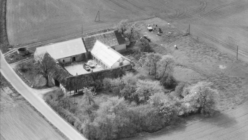 Hyltvej 61 1972 P. G. Christensen havde gården fra 1970 til 1992. Sylvest Jensen Luftfoto; Det Kgl. Bibliotek. 
http://www.kb.dk/danmarksetfraluften/images/luftfo/2011/maj/luftfoto/object2029105
