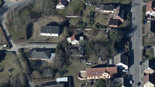 Skråfoto 2021 fra Styrelsen for Dataforsyning og Effektivisering, hentet december 2021. https://skraafoto.dataforsyningen.dk/viewer.html?orientation=north&center=571819.5%2C6293048.28