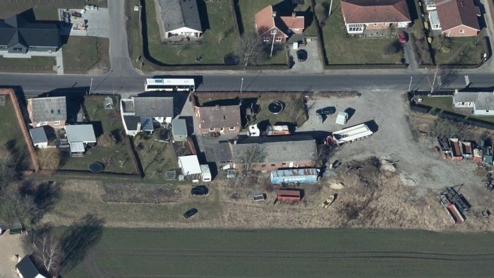 Skråfoto 2021 fra Styrelsen for Dataforsyning og Effektivisering, hentet august 2022. https://skraafoto.dataforsyningen.dk/viewer.html?orientation=north&center=572381.54%2C6292835.84