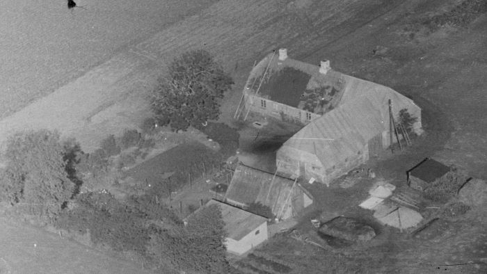 Hos Pouline Færge Jensen f. Sørensen 1948-52 Aalborg Luftfoto;  Det Kgl. Bibliotek http://www5.kb.dk/danmarksetfraluften/images/luftfo/2011/maj/luftfoto/object1642986