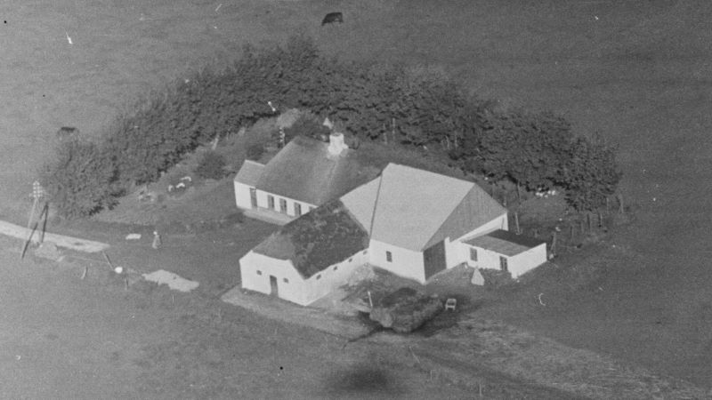 1948-1952 Aalborg Luftfoto;  Det Kgl. Bibliotek http://www.kb.dk/danmarksetfraluften/images/luftfo/2011/maj/luftfoto/object1642996. I 1948 solgte  Christian Henry Sørensen gården til Hans Thomsen som solgte videre til Niels Peter Jensen i 1949.