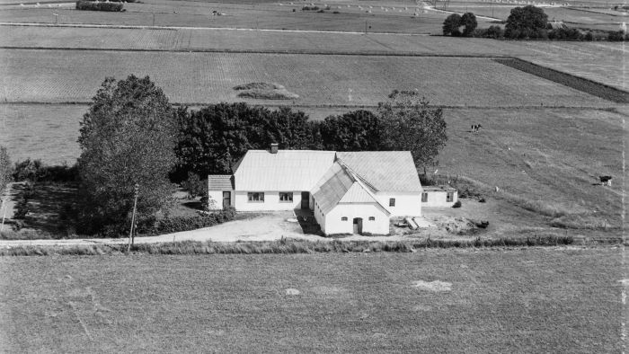 Hos Marinus Johansen 1955 Sylvest Jensen Luftfoto;  Det Kgl. Bibliotek http://www.kb.dk/danmarksetfraluften/images/luftfo/2011/maj/luftfoto/object1879229