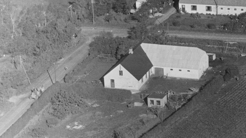 Hos Anton Ingemann Mortensen 1948 1952 Sylvest Jensen Luftfoto;  Det Kgl. Bibliotek http://www.kb.dk/danmarksetfraluften/images/luftfo/2011/maj/luftfoto/object1642975