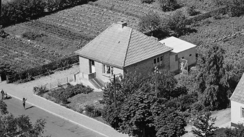 Det kunne være fru Kjær i hønsehuset og børnene på vejen.
1958 Sylvest Jensen Luftfoto; Det Kgl. Bibliotek.
http://www.kb.dk/danmarksetfraluften/images/luftfo/2011/maj/luftfoto/object1781677