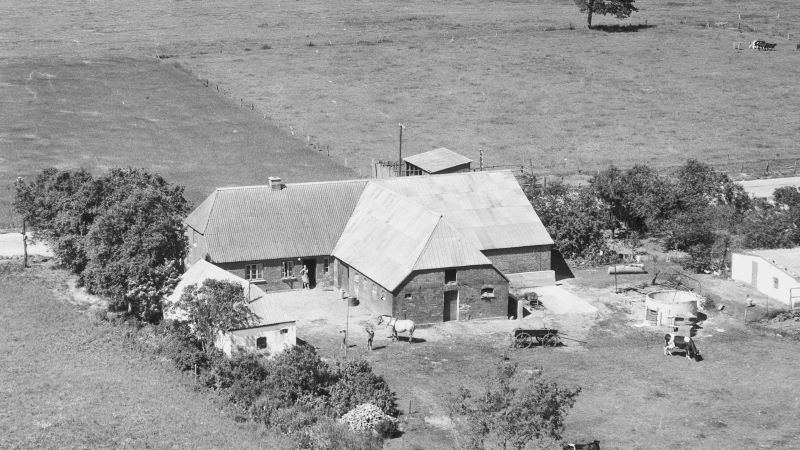 Hos Georg Frederik Larsen 1955 Sylvest Jensen Luftfoto;  Det Kgl. Bibliotek http://www.kb.dk/danmarksetfraluften/images/luftfo/2011/maj/luftfoto/object1891496