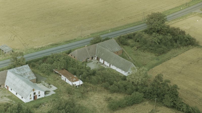 Hos Svend Aage Petersen 1989 Ariel / Dansk Luftfoto;  Det Kgl. Bibliotek http://www.kb.dk/danmarksetfraluften/images/luftfo/2011/maj/luftfoto/object2095819