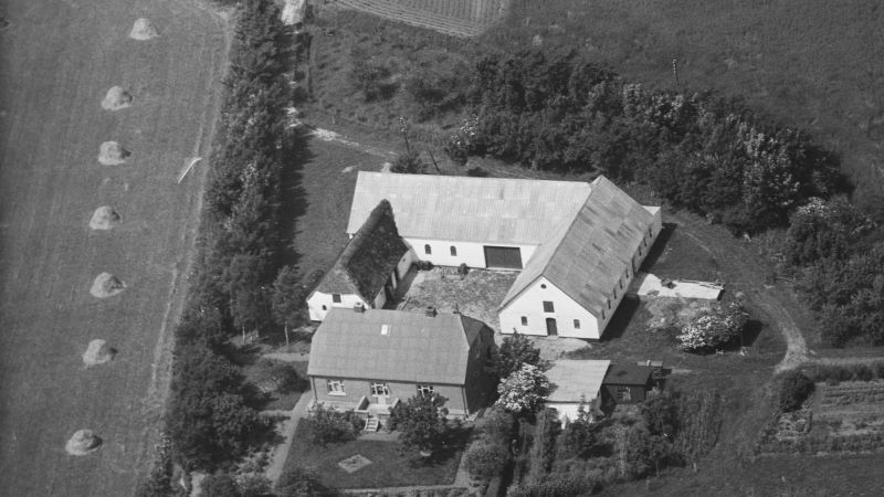 Hos Jens Bach 1946 Sylvest Jensen Luftfoto;  Det Kgl. Bibliotek http://www.kb.dk/danmarksetfraluften/images/luftfo/2011/maj/luftfoto/object1300045