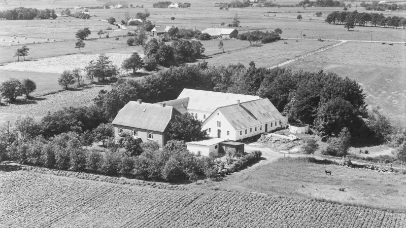Hos Claudi Thomsen 1955 Sylvest Jensen Luftfoto;  Det Kgl. Bibliotek http://www.kb.dk/danmarksetfraluften/images/luftfo/2011/maj/luftfoto/object1891491