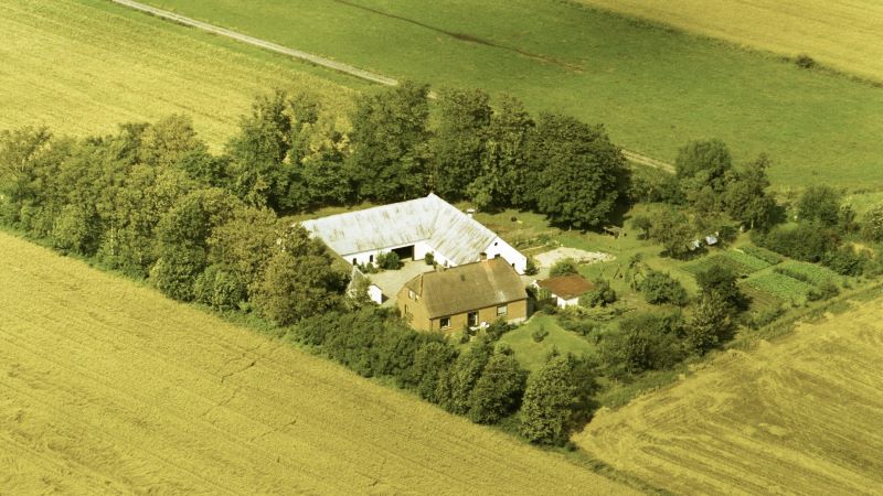 Hos Per Seedorf Sørensen 1989 Ariel / Dansk Luftfoto;  Det Kgl. Bibliotek http://www.kb.dk/danmarksetfraluften/images/luftfo/2011/maj/luftfoto/object2095841