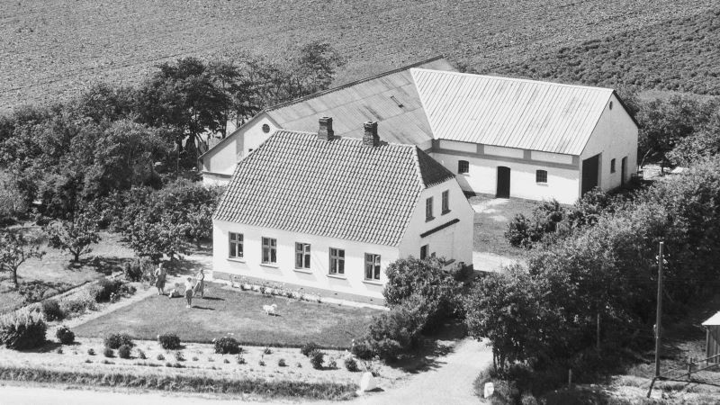 Hos Anker Svendsen 1955 Sylvest Jensen Luftfoto;  Det Kgl. Bibliotek http://www.kb.dk/danmarksetfraluften/images/luftfo/2011/maj/luftfoto/object1891543