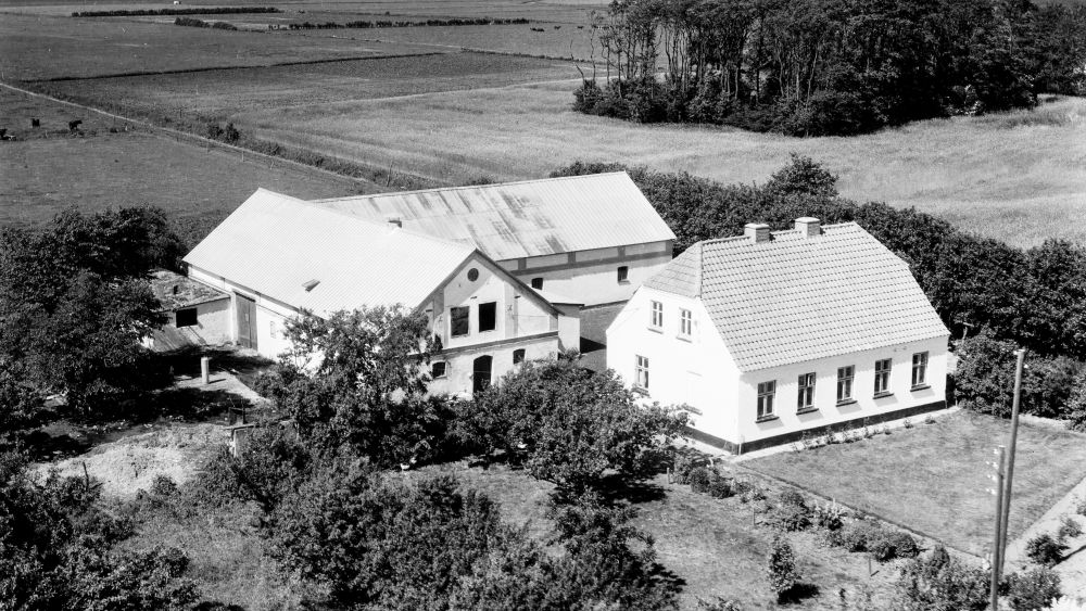 Hos Anker Svendsen 1962 Sylvest Jensen Luftfoto;  Det Kgl. Bibliotek https://www.kb.dk/danmarksetfraluften/images/luftfo/2011/maj/luftfoto/object1997992