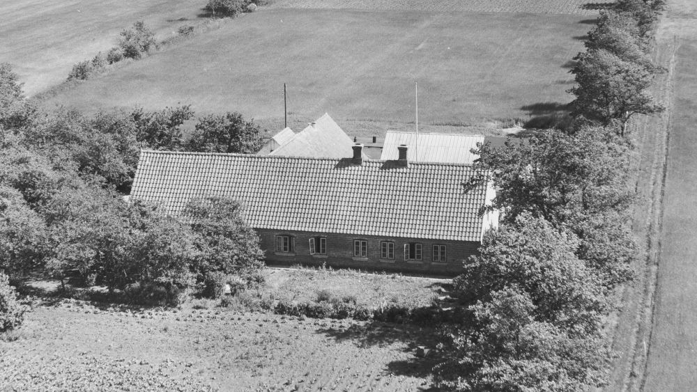 Hos Alfred Jensen 1955 Sylvest Jensen Luftfoto;  Det Kgl. Bibliotek https://www.kb.dk/danmarksetfraluften/images/luftfo/2011/maj/luftfoto/object1891500