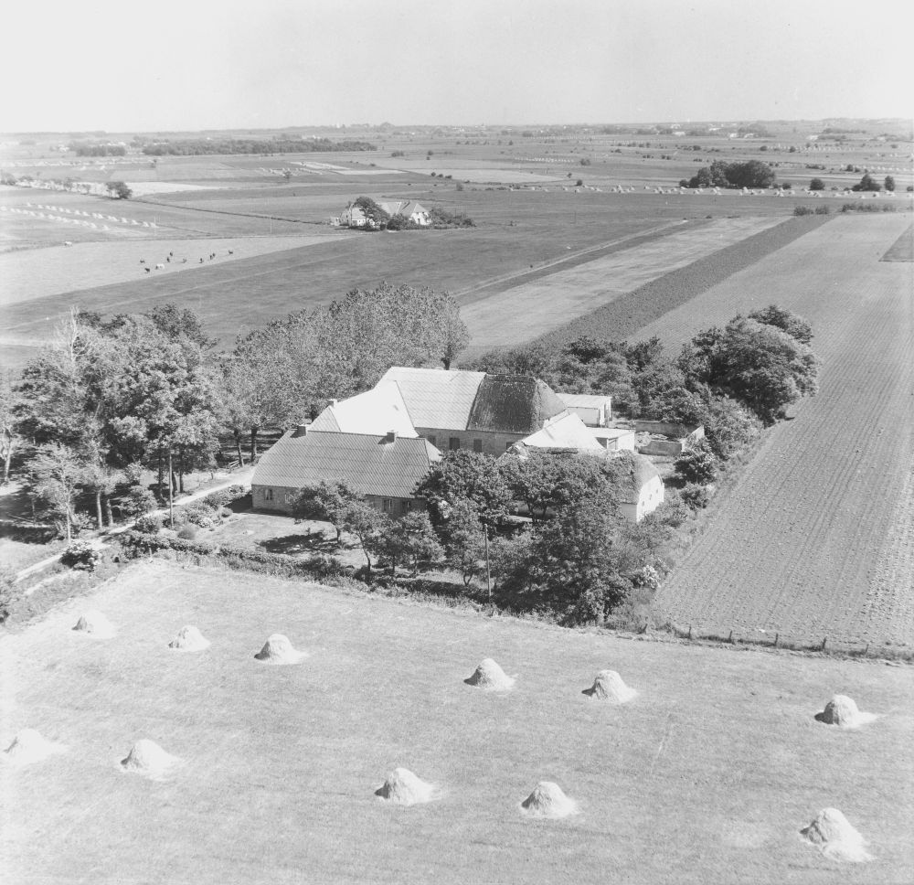 Hos Jens Sørensen 1955 Sylvest Jensen Luftfoto;  Det Kgl. Bibliotek https://www.kb.dk/danmarksetfraluften/images/luftfo/2011/maj/luftfoto/object1891504