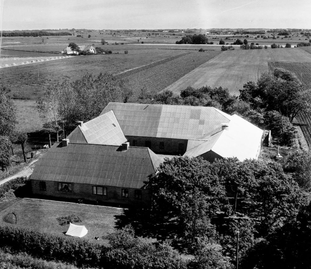 Hos Jens Sørensen 1962 Sylvest Jensen Luftfoto;  Det Kgl. Bibliotek https://www.kb.dk/danmarksetfraluften/images/luftfo/2011/maj/luftfoto/object1997997