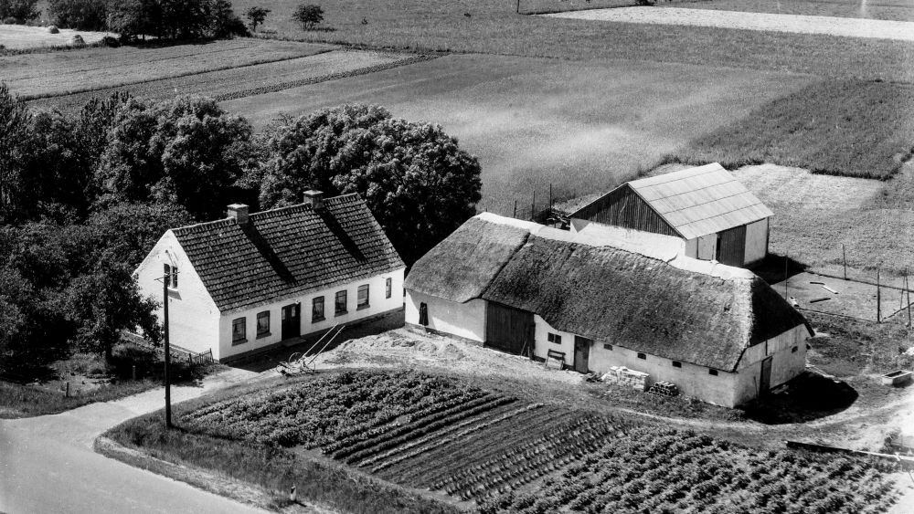 Hos Kristian Marinus Pedersen 1962 Sylvest Jensen Luftfoto;  Det Kgl. Bibliotek https://www.kb.dk/danmarksetfraluften/images/luftfo/2011/maj/luftfoto/object1998010