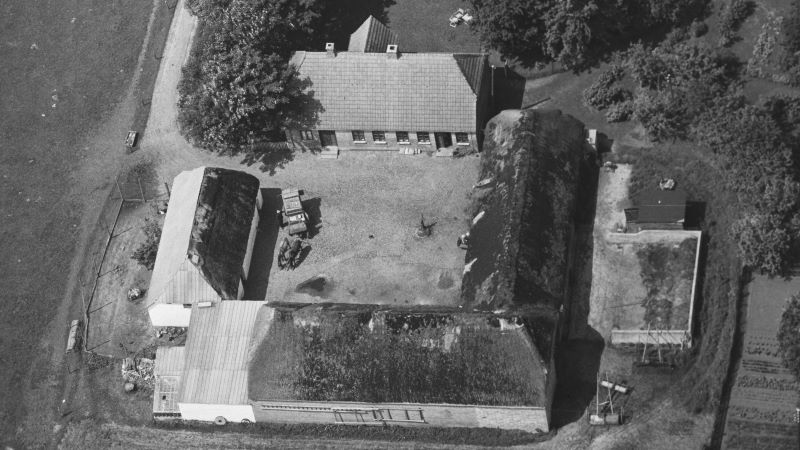 1946 mon ikke det er Jørgen Jørgensen, der står ved hestevognen. Sylvest Jensen Luftfoto; Det Kgl. Bibliotek http://www5.kb.dk/danmarksetfraluften/images/luftfo/2011/maj/luftfoto/object1300028