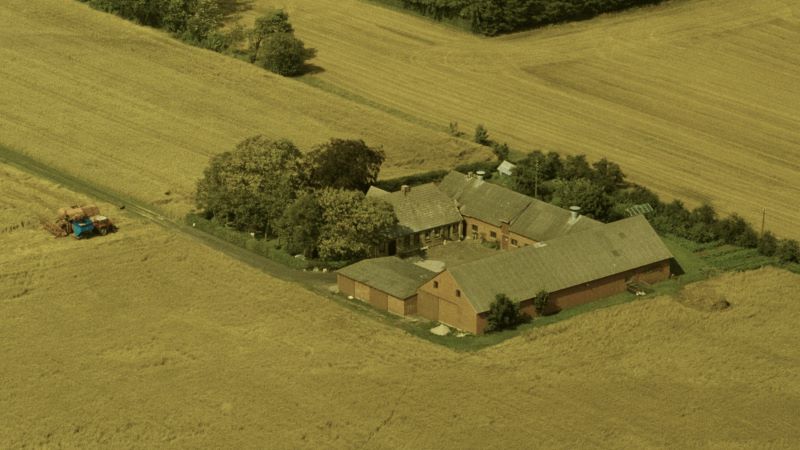 1989 Høst hos Poul og Mary Arnskov. Ariel/Dansk Luftfoto; Det Kgl. Bibliotek. http://www5.kb.dk/danmarksetfraluften/images/luftfo/2011/maj/luftfoto/object2095842