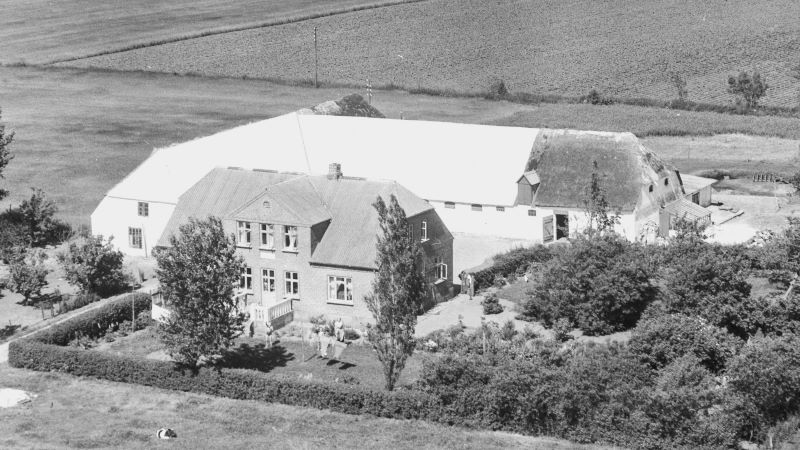 Hos Henry Haugaard 1955 Sylvest Jensen Luftfoto;  Det Kgl. Bibliotek http://www5.kb.dk/danmarksetfraluften/images/luftfo/2011/maj/luftfoto/object1891527